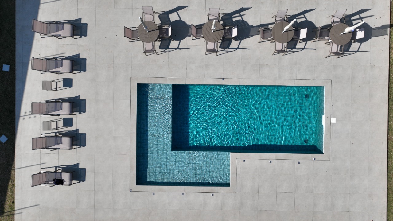 Piscina aquecida do Casa Volpi Residencial Premium vista do alto